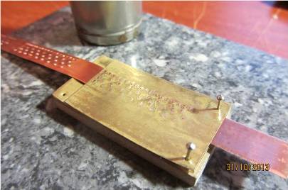 Проштампованная лента перед поднятием верхней части штампа